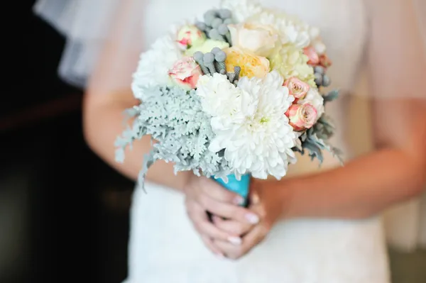 Buquê de casamento de rosas brancas nas mãos da noiva — Fotografia de Stock