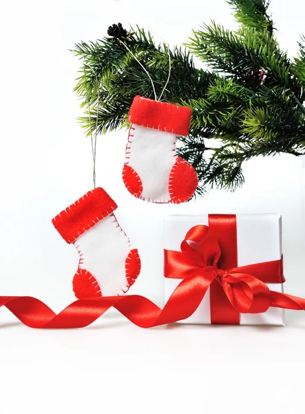 Decoração de Natal com presente e botas de Natal — Fotografia de Stock