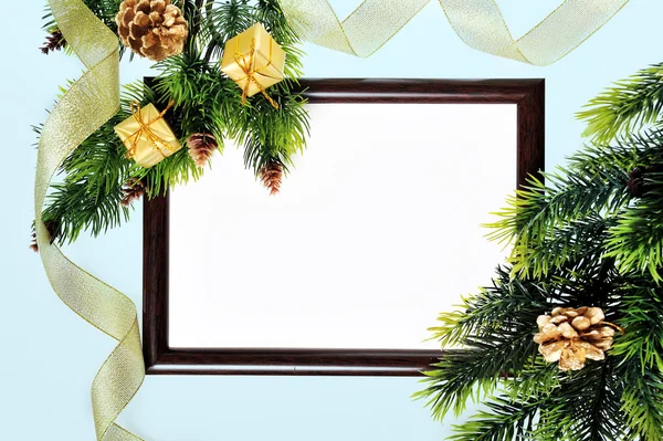 Papel de armação de madeira e decorações de Natal isolados em branco — Fotografia de Stock