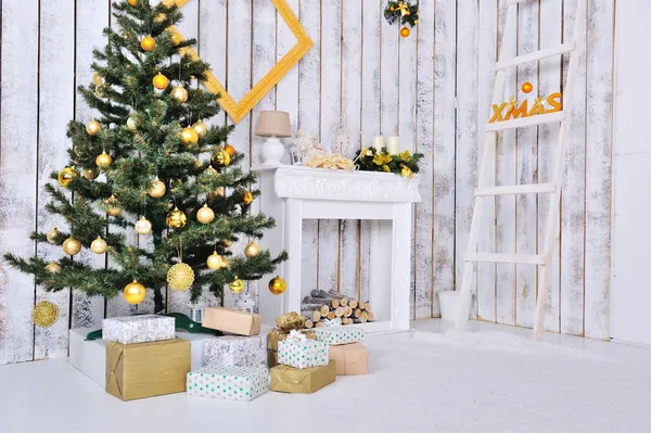 Boże Narodzenie wnętrze w kolorze bieli i złota z choinki — Zdjęcie stockowe