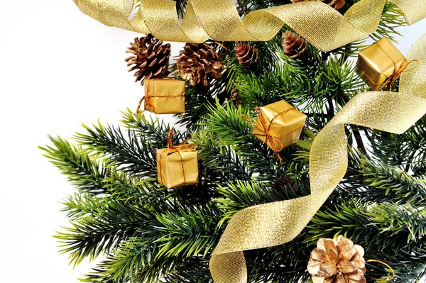 Hintergrund Weihnachtsbaum mit Tannenzapfen und Geschenken auf weißem Bac — Stockfoto