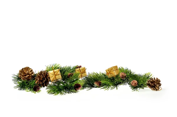 Weihnachtsschmuck von Christbaum und Geschenken auf weißem Backg — Stockfoto