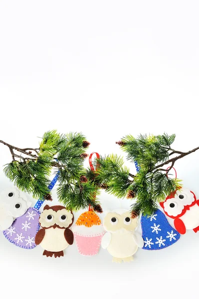 Handmade Christmas decorations made of felt hanging on a rope. F — Stock Photo, Image