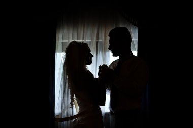 Gelin ve damat bir pencerenin arka planda Silhouettes