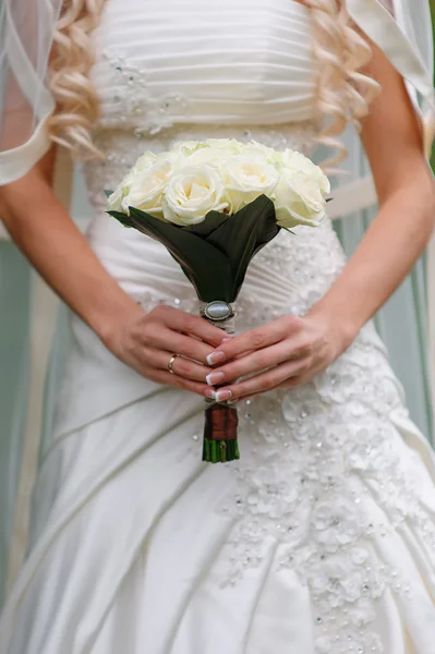 Prachtige bruiloft boeket in handen van de bruid — Stockfoto