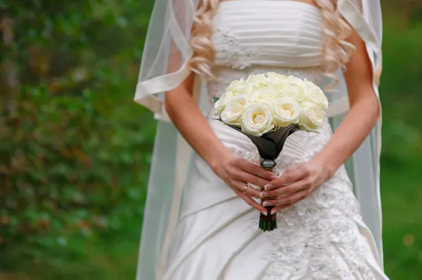 Beau bouquet de mariage entre les mains de la mariée — Photo