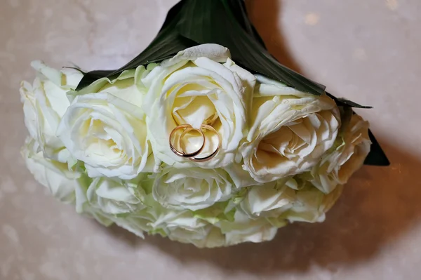 Witte bruiloft bloemen op houten tafel — Stockfoto