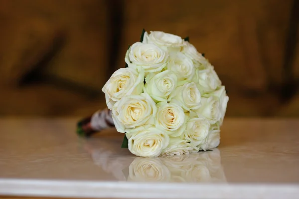Flores de boda blancas sobre mesa de madera —  Fotos de Stock