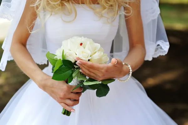 Beautiful wedding bouquet in hands of the bride — Stock Photo, Image