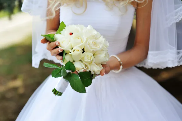 花嫁の手に美しい結婚式の花束 — ストック写真