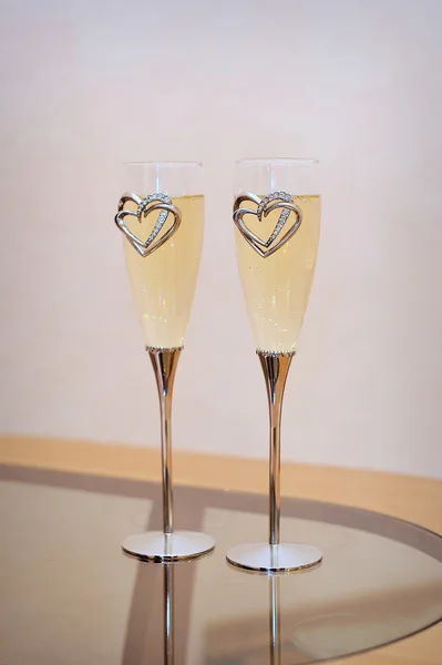 To glass med champagne på bordet. – stockfoto