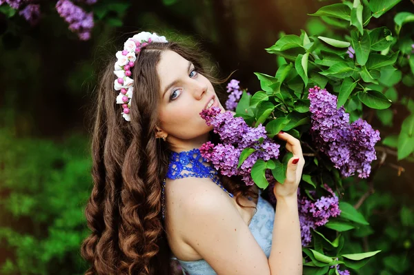Bela menina em um fundo de árvores floridas — Fotografia de Stock