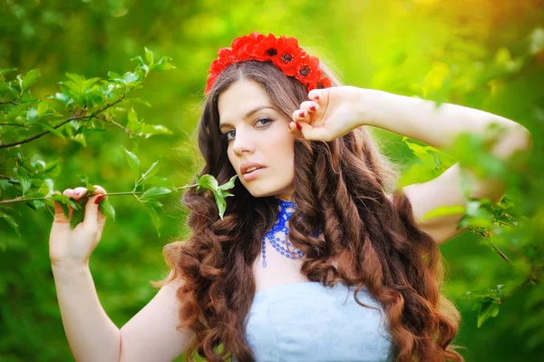 Retrato de menina bonita no fundo da natureza — Fotografia de Stock