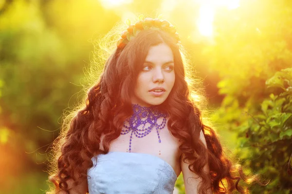 Retrato de menina bonita no fundo da natureza — Fotografia de Stock