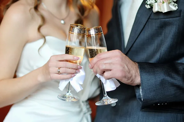 Primer plano manos de la novia y el novio con copas de champán —  Fotos de Stock