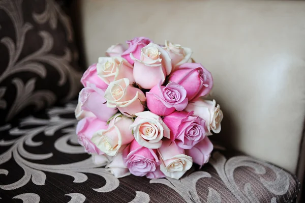 Buquê de casamento de rosas rosa deitado no sofá — Fotografia de Stock