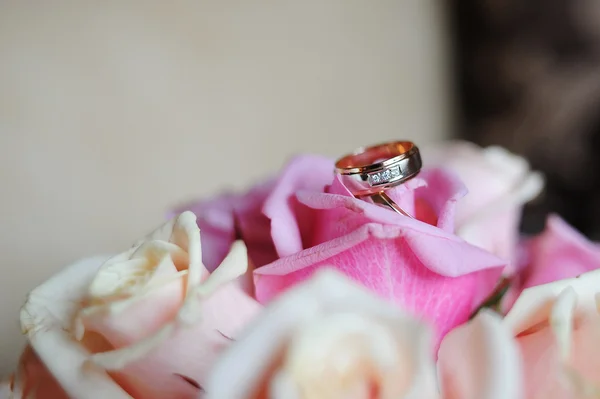 Brudbukett av vita och rosa rosor — Stockfoto