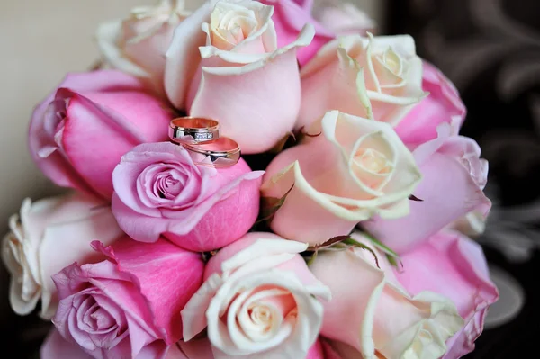 Buquê nupcial de rosas brancas e rosa — Fotografia de Stock