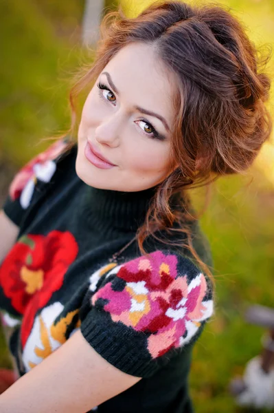 Portrait of beautiful girl on nature background — Stock Photo, Image