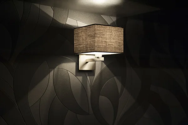 在卧室里的现代壁灯 — 图库照片