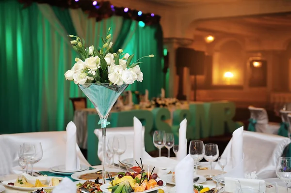 Wedding decorations in the restaurant — Stock Photo, Image