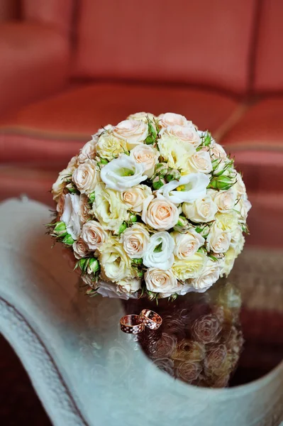 Bruiloft boeket van roze en witte rozen — Stockfoto