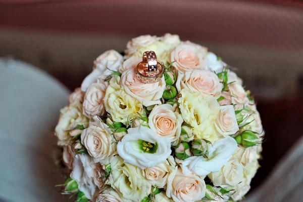 Hochzeitsstrauß aus rosa und weißen Rosen — Stockfoto