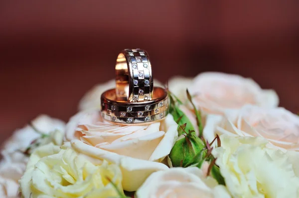 Anéis de casamento em rosas buquê de casamento — Fotografia de Stock