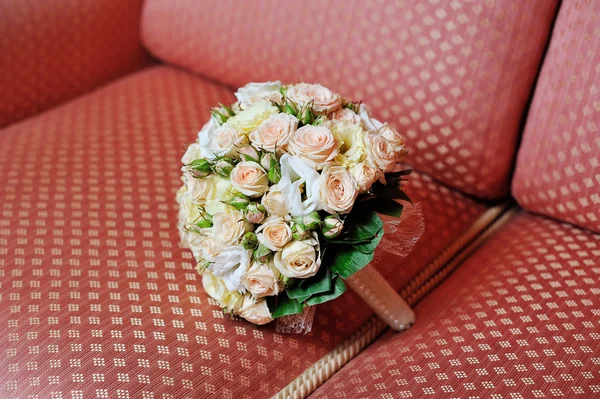 Bouquet de mariage sur canapé — Photo