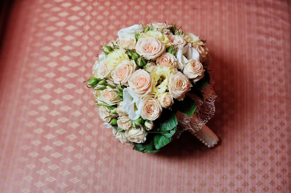 Bouquet de mariage sur canapé — Photo