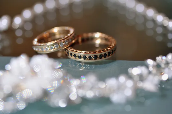 Anillos de boda de oro sobre la mesa — Foto de Stock