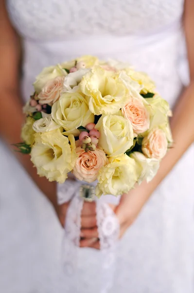 花嫁は美しい結婚式の花束を保持 — ストック写真
