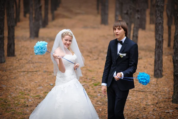 Mariée et marié debout dans une forêt de pins en automne — Photo