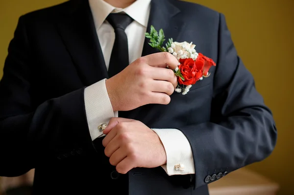 Detalles de la boda, gemelos, elegante traje masculino y manos — Foto de Stock