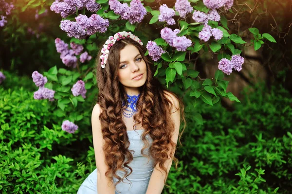 Mooi meisje op een wandeling tussen de bloeiende bomen — Stockfoto