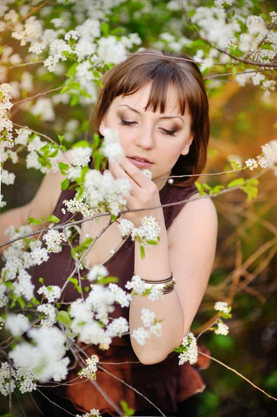 Mooi meisje met rode haren in kersen lentetuin — Stockfoto