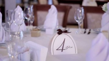 Düğün yemeği için dekore edilmiş masa.