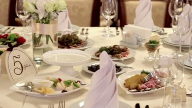 Düğün yemeği için dekore edilmiş masa.