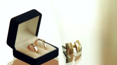 cam masa yüzük kutusu ve kol düğmesi vardır