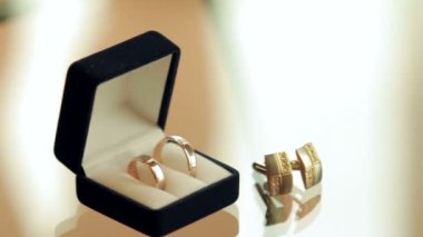 cam masa yüzük kutusu ve kol düğmesi vardır