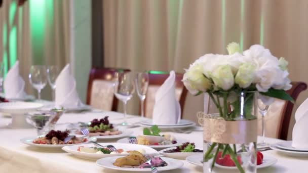 Mesa decorada para una cena de boda — Vídeos de Stock