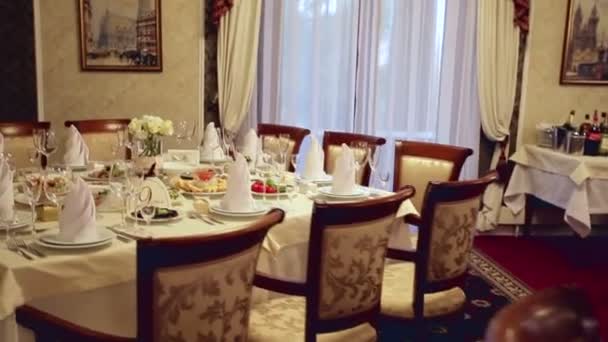 Versierde tafel voor een bruiloft diner — Stockvideo