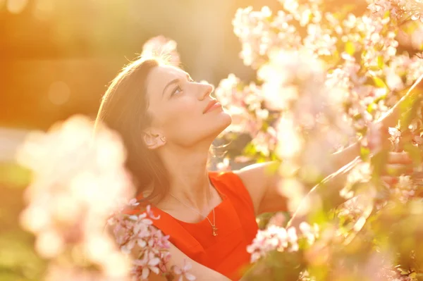 Portret van jonge mooie vrouw in het voorjaar bloemen — Stockfoto