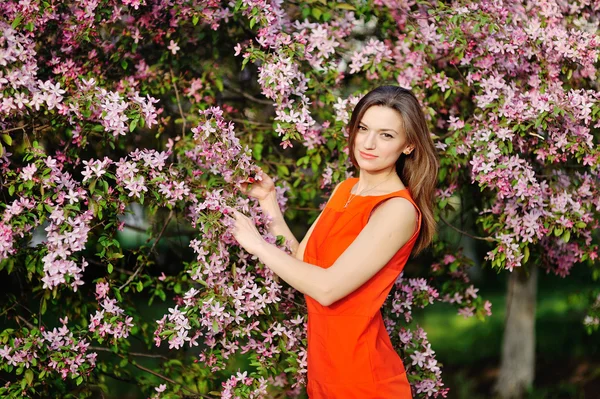 Hermosa chica con el pelo rojo en el jardín de primavera —  Fotos de Stock