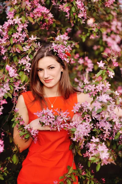 Retrato sensual de uma mulher de primavera, rosto bonito — Fotografia de Stock