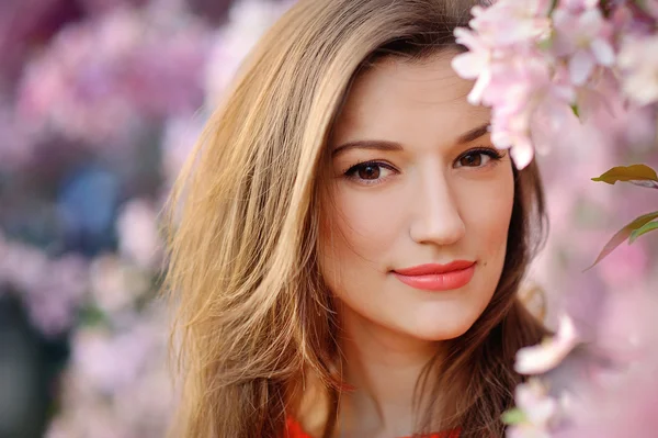 Hermosa mujer entre flor de primavera —  Fotos de Stock