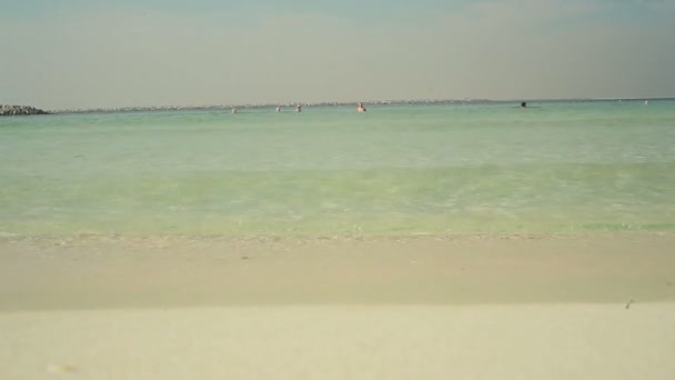 Hermosa playa y mar tropical — Vídeos de Stock