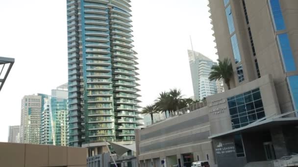 도시의 고층 빌딩의 현대 건물 — 비디오