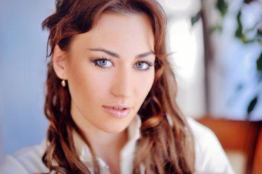 yüz genç güzel kız koyu kıllar yaz park