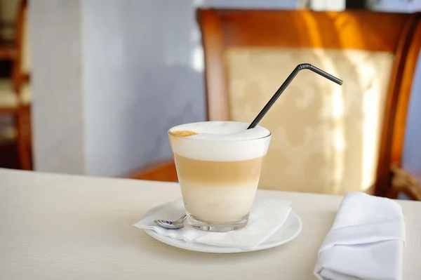 Tazza di latte macchiato su un tavolo in un ristorante — Foto Stock